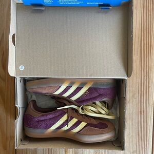 Gazelles maroon and brown. Sz 6 mens / 7.5 womens